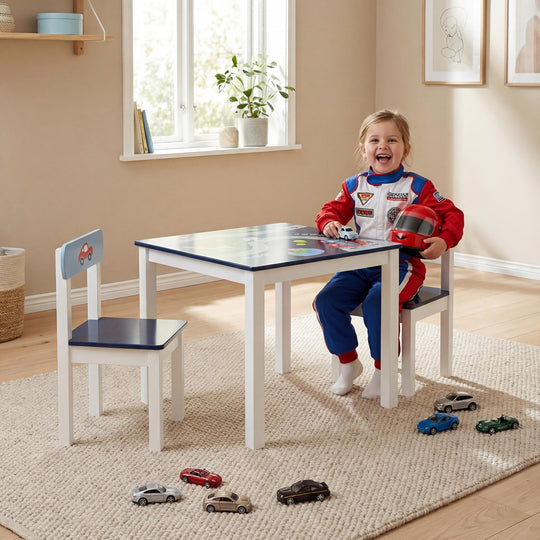 Kindersitzgruppe 'Rennfahrer', 2 Kinderstühle & 1 Tisch, mit Fahrzeug-Motiven in blau – Milieubild (2/5)