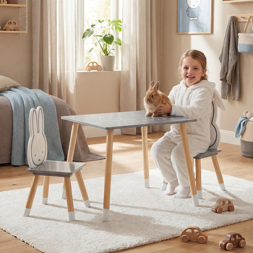 Kindersitzgruppe 'miffy®', 2 Kinderstühlen & 1 Tisch, Holz, dunkelgrau/ weiß lackiert – Milieubild (2/22)