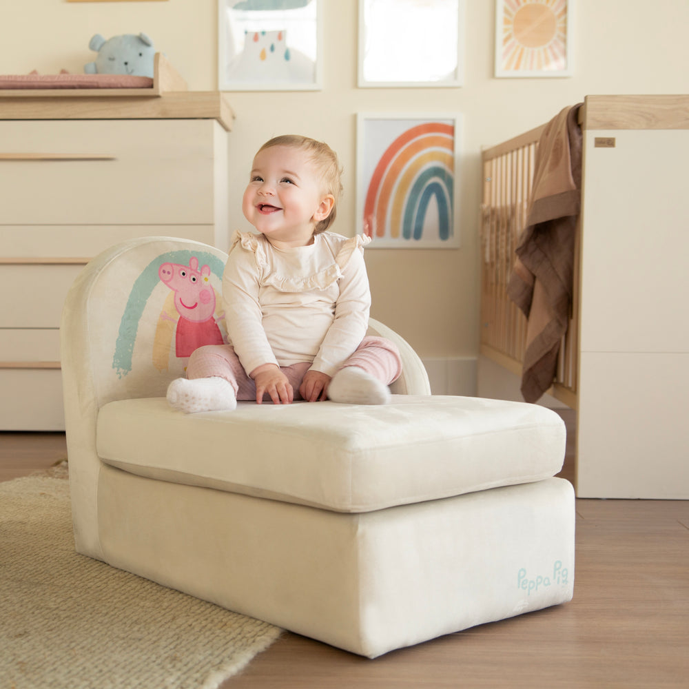 Kinderloungesofa 'Peppa Pig' mit Armlehne - Samtbezug beige - Peppa Print – Milieubild (2/7)