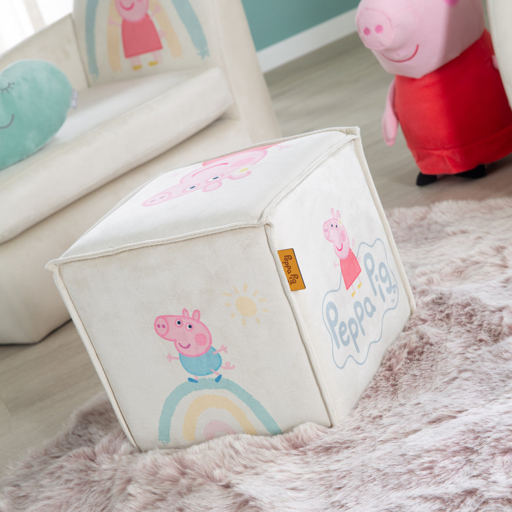 Kinderhocker 'Peppa Pig' in Würfelform - Samtbezug in Beige + Peppa Print – Milieubild (2/7)