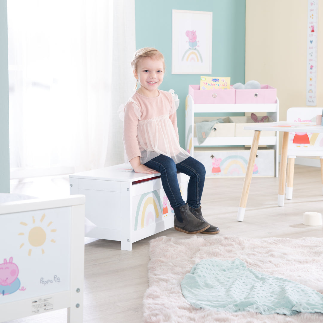 Baule portagiochi 'Peppa Pig' in legno - Pieghevole seduta - Bianco / rosa – Foto d'ambiente (3/7)
