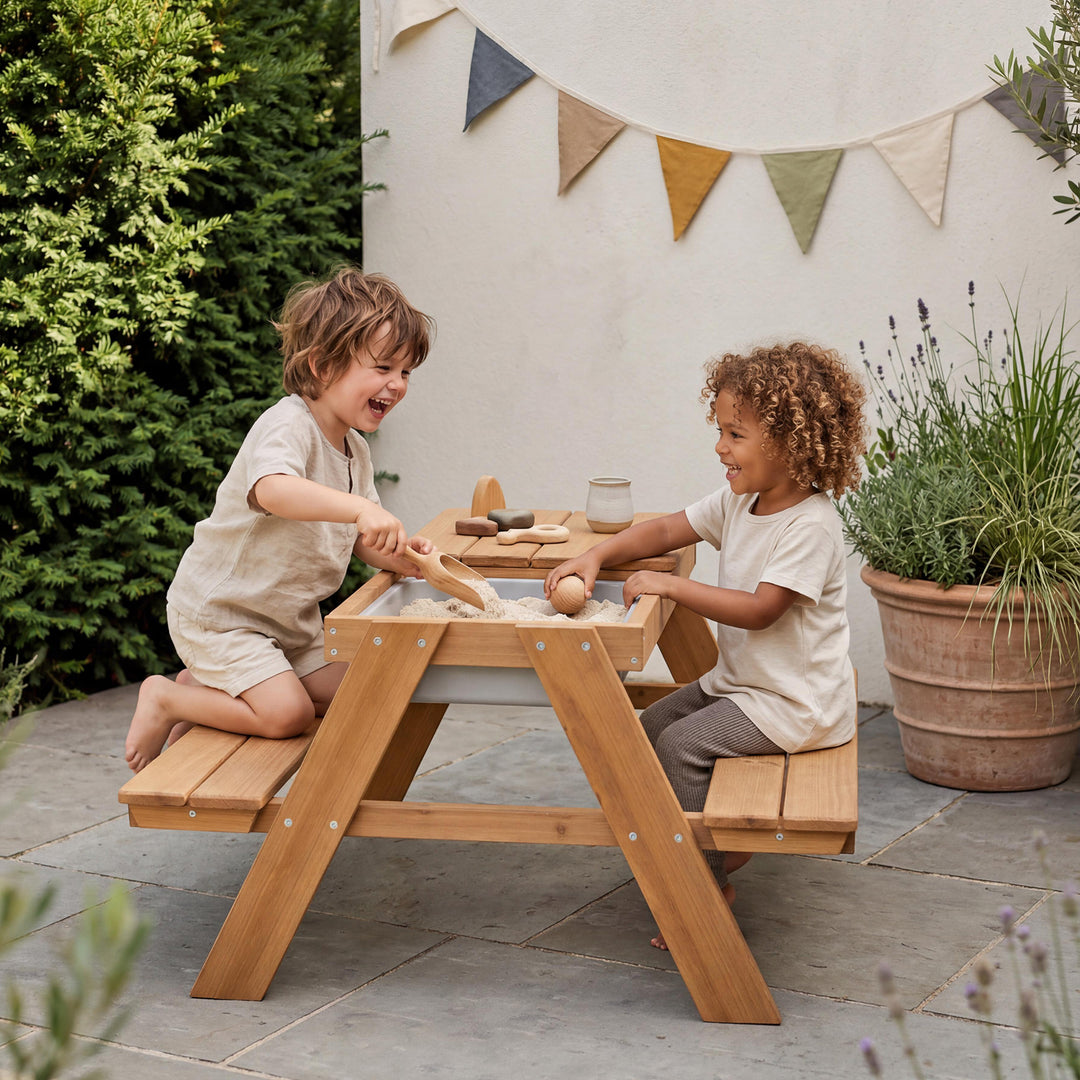 Set tavolo e sedie per bambini 'Play' con vaschette di gioco, resistente tutti intemperie legno massello, set tavolo e sedie & tavolo per il fango – Foto d'ambiente (5/12)