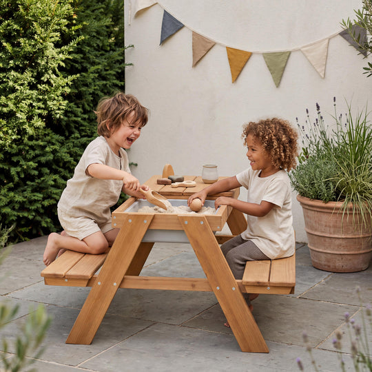 Set tavolo e sedie per bambini 'Play' con vaschette di gioco, resistente tutti intemperie legno massello, set tavolo e sedie & tavolo per il fango – Foto d'ambiente (5/12)