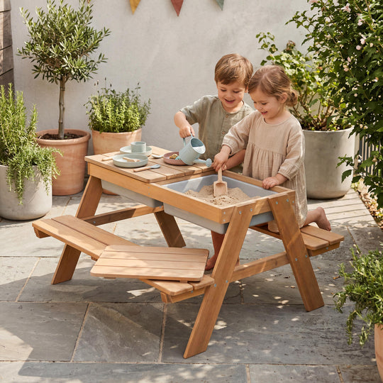 Set tavolo e sedie per bambini 'Play' con vaschette di gioco, resistente tutti intemperie legno massello, set tavolo e sedie & tavolo per il fango – Foto d'ambiente (8/12)