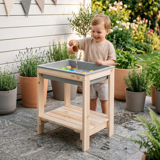 Outdoor+ tavolo da gioco 'Tiny', legno massello, tavolo per sabbia e fango - Naturale – Foto d'ambiente (2/9)