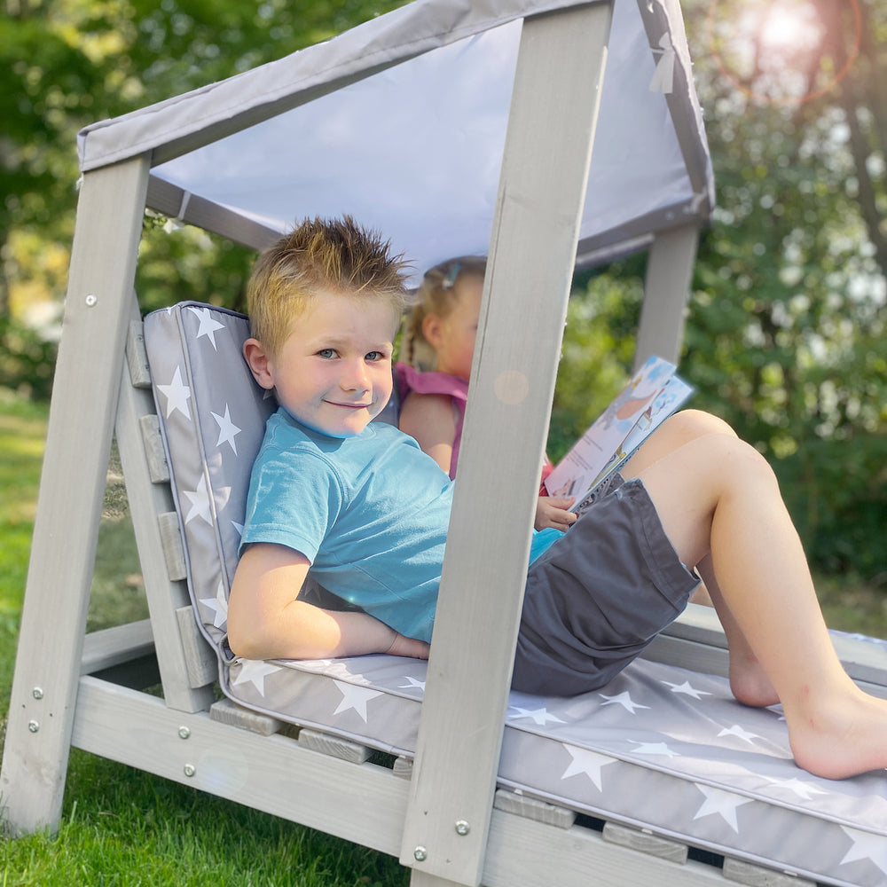 Outdoor-Kinderliege inkl. Polster 'Little Stars' - FSC zertifiziertes Massivholz - Grau – Milieubild (2/7)