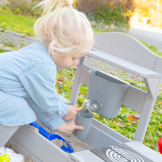 Outdoor-Spielküche inkl. Zubehör - FSC zertifiziertes Holz - Grau lasiert – Milieubild (2/12)