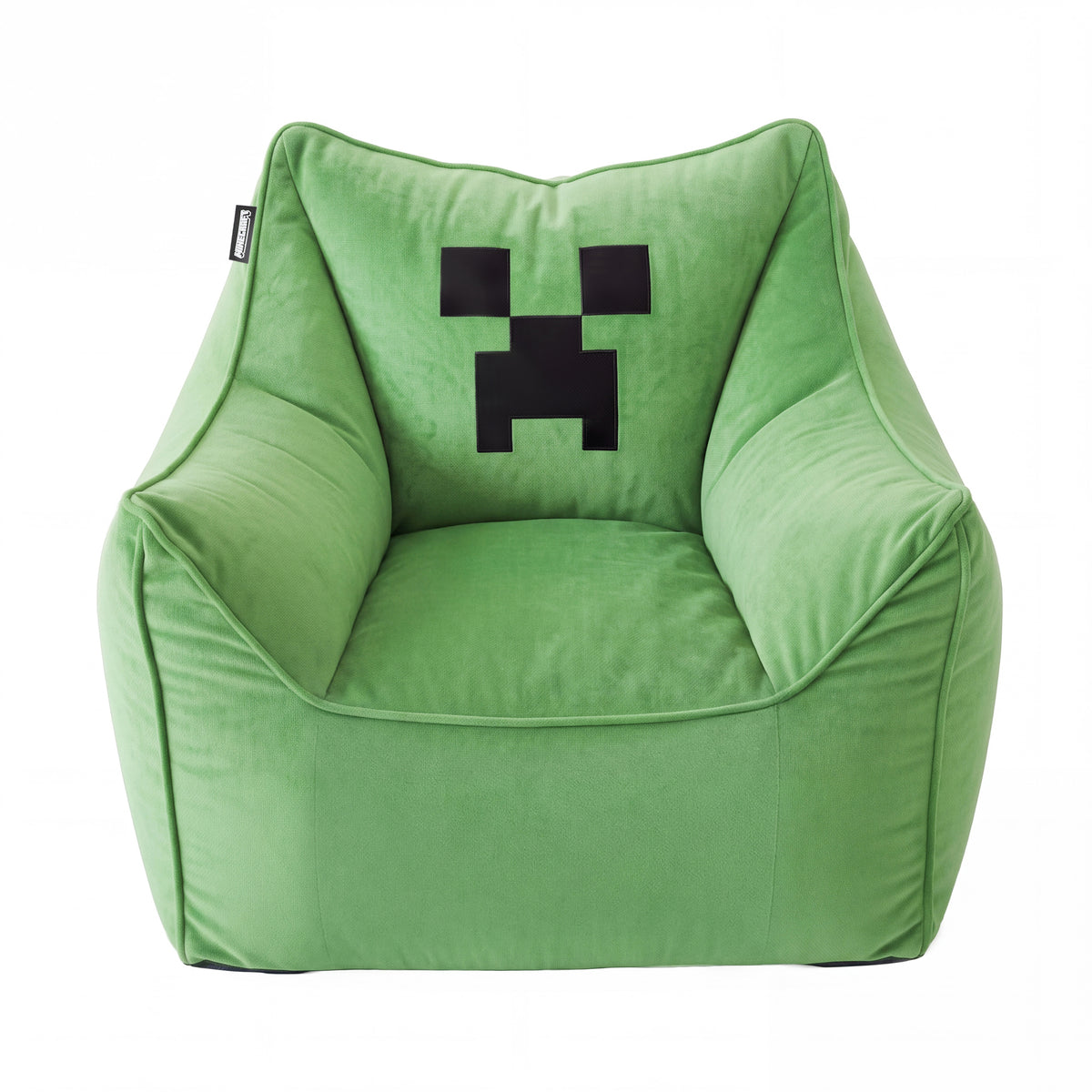 Fauteuil pouf vert avec accoudoirs et visage pixelisé noir de Creeper sur le dossier, vue de face sur fond blanc. Entièrement générée par IA.