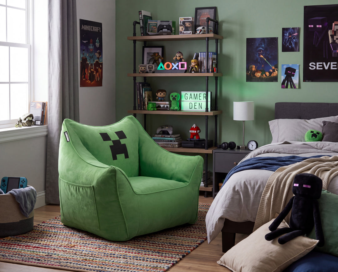 Sillón puf verde con cara de Creeper sobre una alfombra de colores en una habitación infantil gamer con estantería, pósteres y cama. Generada íntegramente con IA.