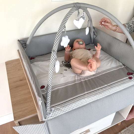 Riduttore paracolpi 'Adam & Gufo', 4in1, materassino fasciatoio, tappeto da gioco, activity center & materassino per box – Foto d'ambiente (2/6)