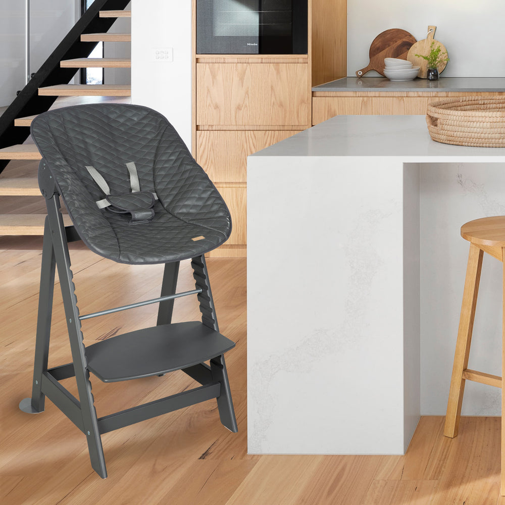 Hochstuhl Set 2in1 'Born Up' - Treppenhochstuhl 'Sit Up' + Aufsatz 'Graphite gesteppt' - Anthrazit – Milieubild (2/15)