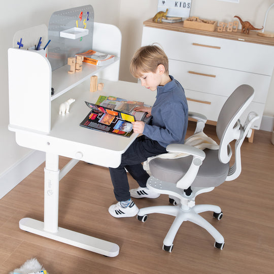 Scrivania per bambini basic - Regolabile in altezza - Ergonomico design - Senza cassetto - Bianco – Foto d'ambiente (12/12)