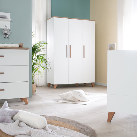 Children's Room 'Ole' incl. Baby-/Children's Bed 70x140, Wardrobe & Changing Table – Lifestyle Image (2/23)