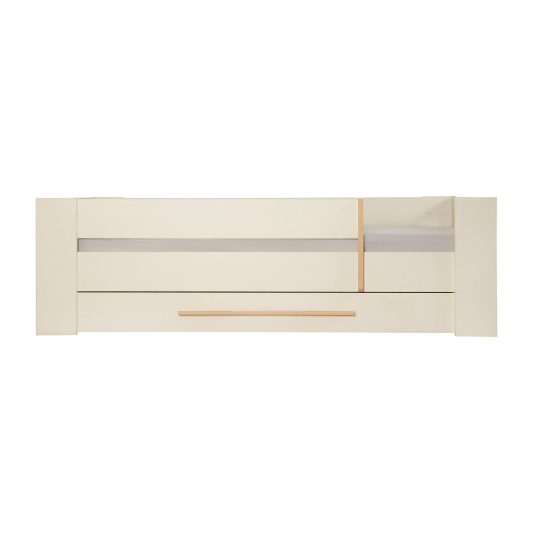Nahaufnahme der Frontblende des Kinderbett-Sets 'Kids' Flexi Grow in Cashmere mit Eichen-Dekor-Applikation und Massivholzgriff