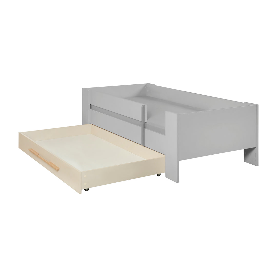 Unterbett-Schublade 'Flexi Grow' in Cashmere neben grauem Bettgestell, freigestellte Ansicht