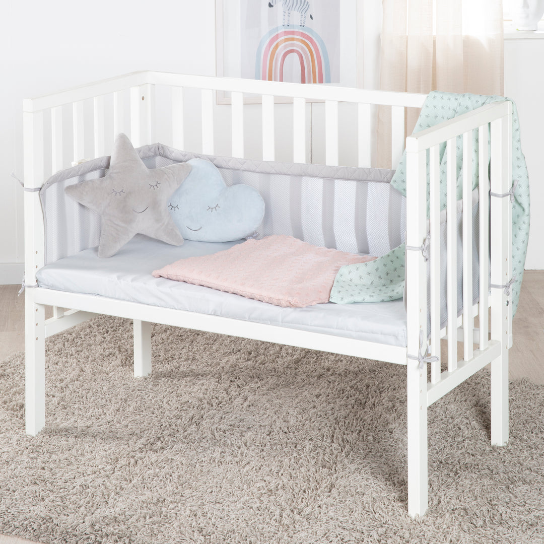 2in1 Beistellbett 'roba Style' inkl. Matratze 45x90, Mesh-Nestchen & Barriere - Holz weiß – Milieubild (3/7)