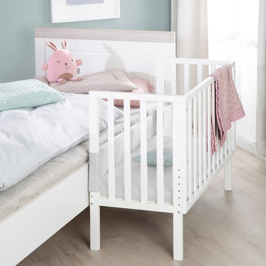 2in1 Beistellbett 'roba Style' inkl. Matratze 45x90, Mesh-Nestchen & Barriere - Holz weiß – Milieubild (4/7)