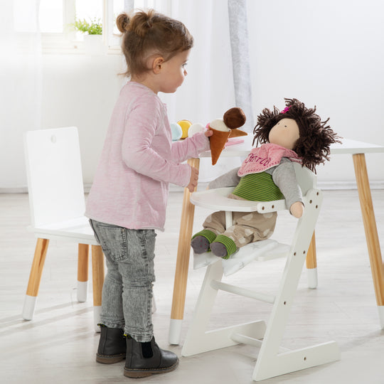 Chaise haute de poupée 'Stella', blanc chaise de poupée en bois pour poupons – Photo d'ambiance (2/6)