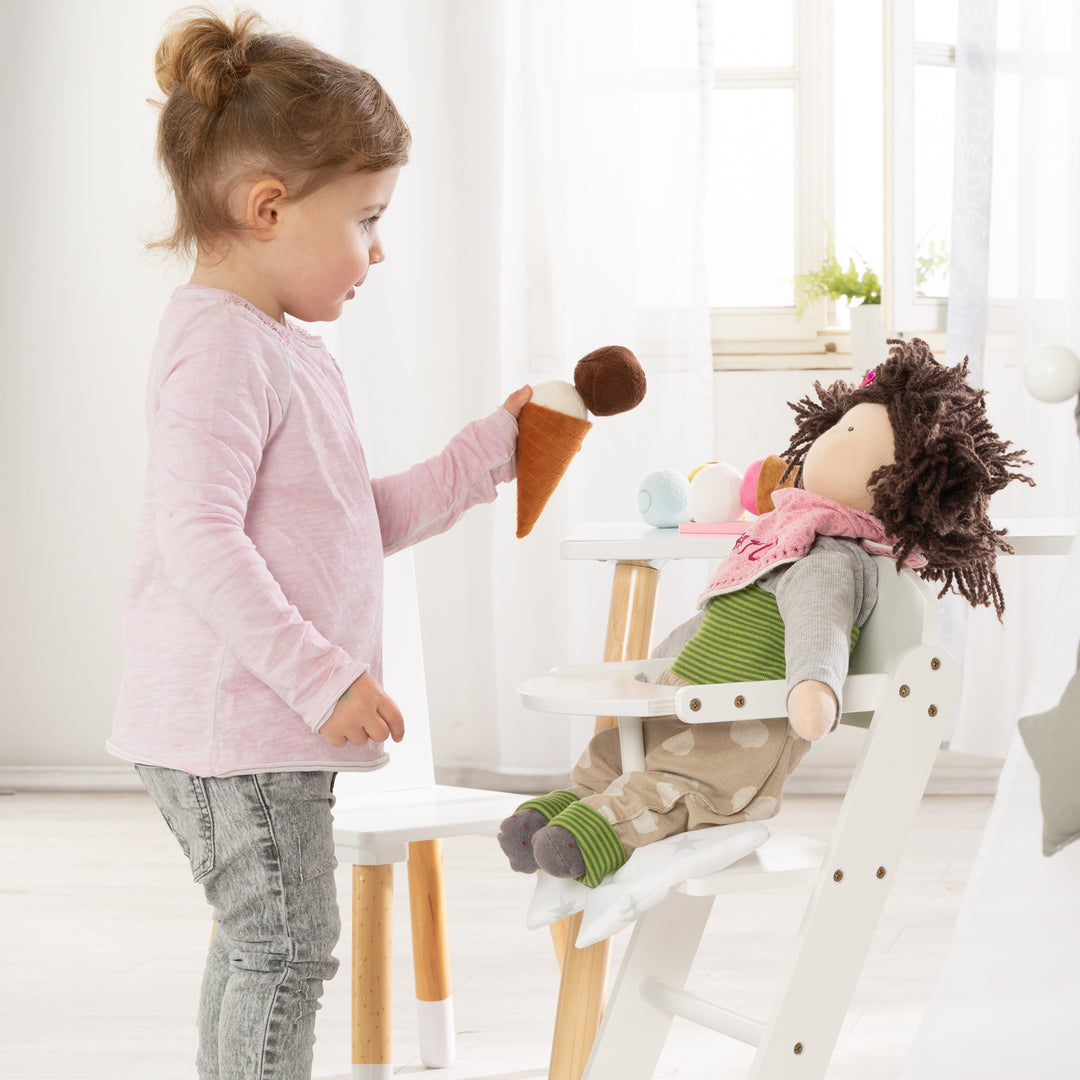 Chaise haute de poupée 'Stella', blanc chaise de poupée en bois pour poupons – Photo d'ambiance (6/6)