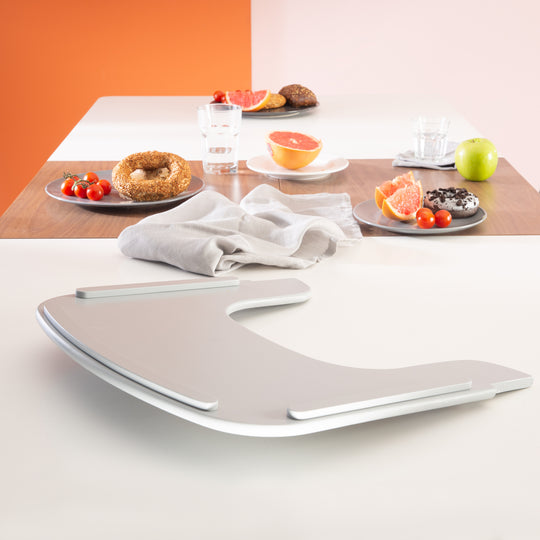 Vassoio pappa per 'Sit Up Flex' - Compatibile con sistema di imbracatura & cuscini - Legno talpa – Foto d'ambiente (4/5)
