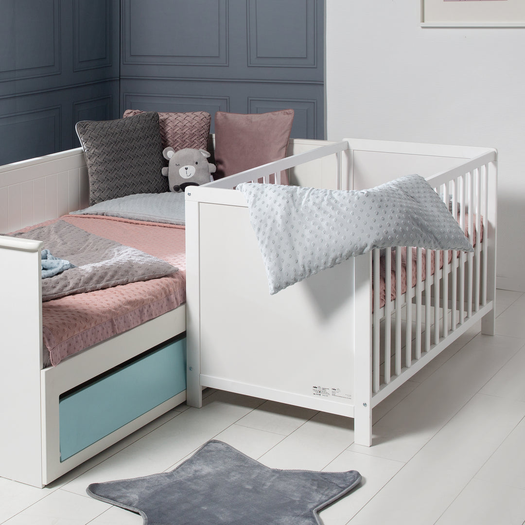 Lettino da co-sleeping, 60 x 120 cm, bianco, regolabile, 5 sbarre removibili, incl. rete a doghe & materasso – Foto d'ambiente (7/10)