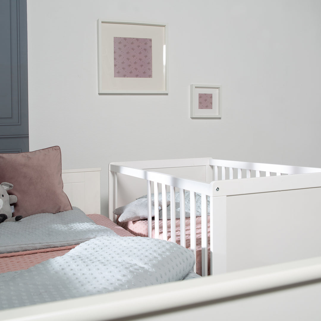 Set cameretta 'roba Style' incl. cassettiera fasciatoio & lettino da co-sleeping, con rete a doghe, 60 x 120 cm, bianco – Foto d'ambiente (8/20)