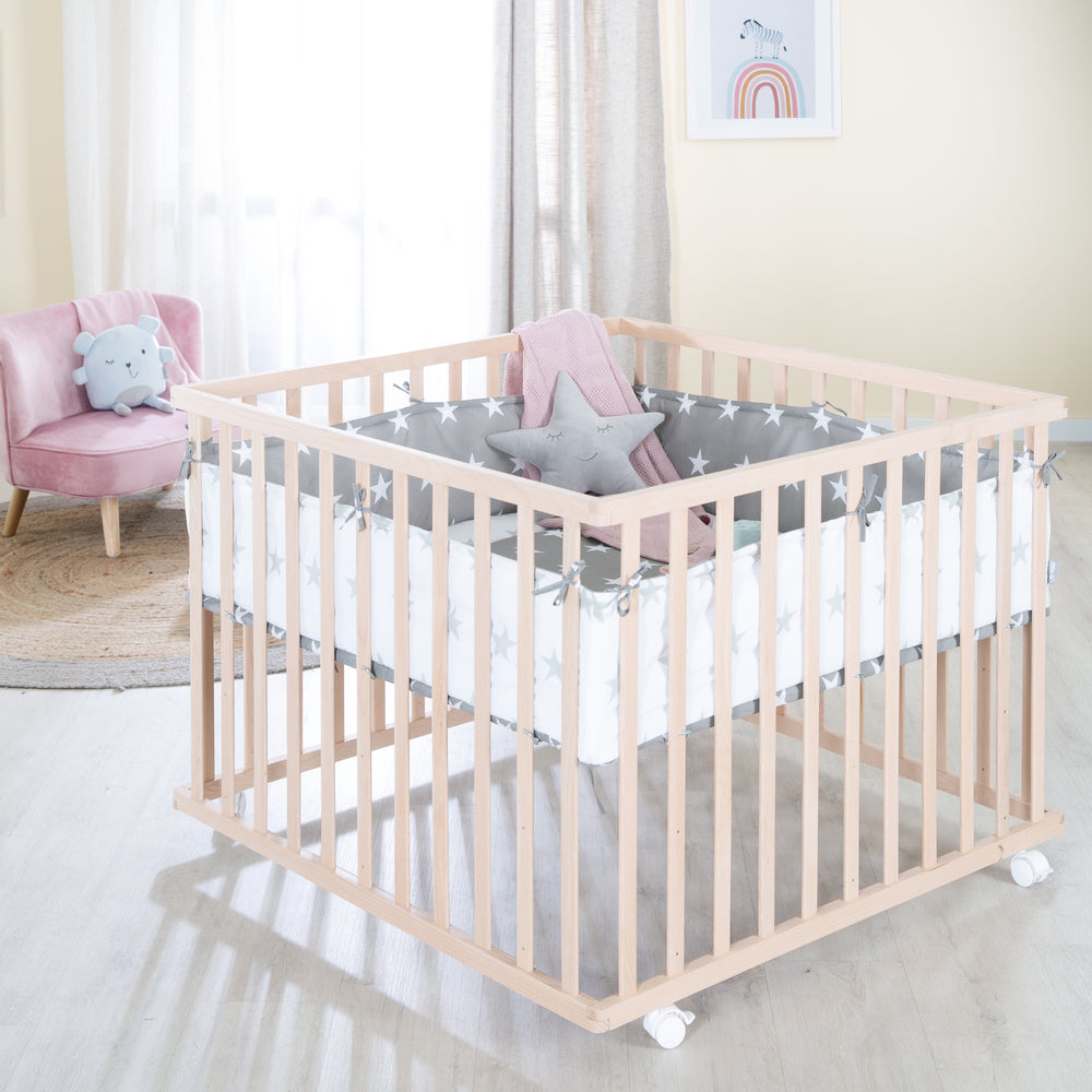 Laufgitter aus Holz + Einlage 'Little Stars' - 3-fach höhenverstellbar - Natur – Milieubild (2/18)