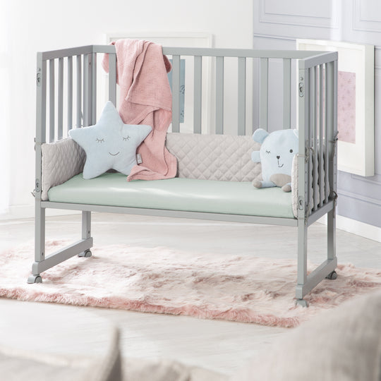 Fitted Sheet 'Lil Planet' - Single Jersey - Organic Cotton - Frosty Green – Lifestyle Image (2/14)