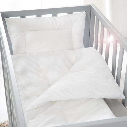 Copriletto trapuntato per bambini, per tutte le stagioni set culla (fodera interna), bianco, coperta 80 x 80 cm e cuscino 40 x 35 cm – Foto d'ambiente (4/6)