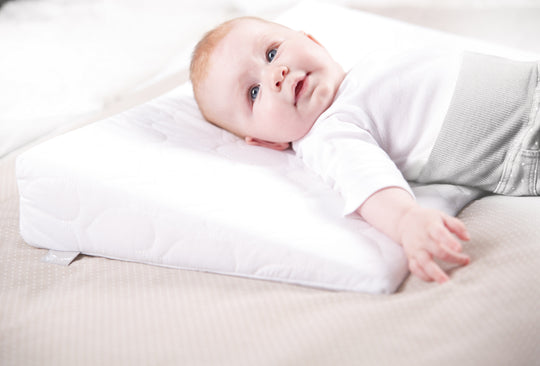 Wedge Cushion, Breathable, with Removable Cover, Positioning & Support Cushion 30 x 35 cm – Lifestyle Image (2/3)