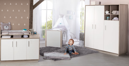 Set de habitación infantil 'Olaf' incl. cama combinada 70 x 140 cm, cómoda cambiador & 3puertas armario, luna elm/blanco – Foto ambientada (4/18)