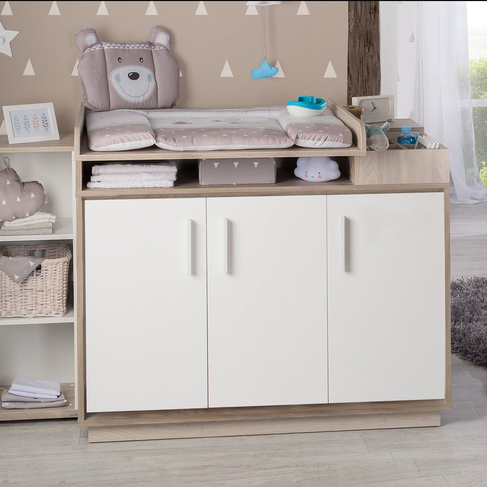 Kinderzimmerset 'Olaf' inkl. Kombi-Bett 70 x 140 cm, Wickelkommode & 3-türigem Schrank, Luna Elm/weiß – Milieubild (2/18)