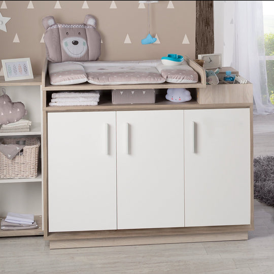 Set de habitación infantil 'Olaf' incl. cama combinada 70 x 140 cm, cómoda cambiador & 3puertas armario, luna elm/blanco – Foto ambientada (2/18)