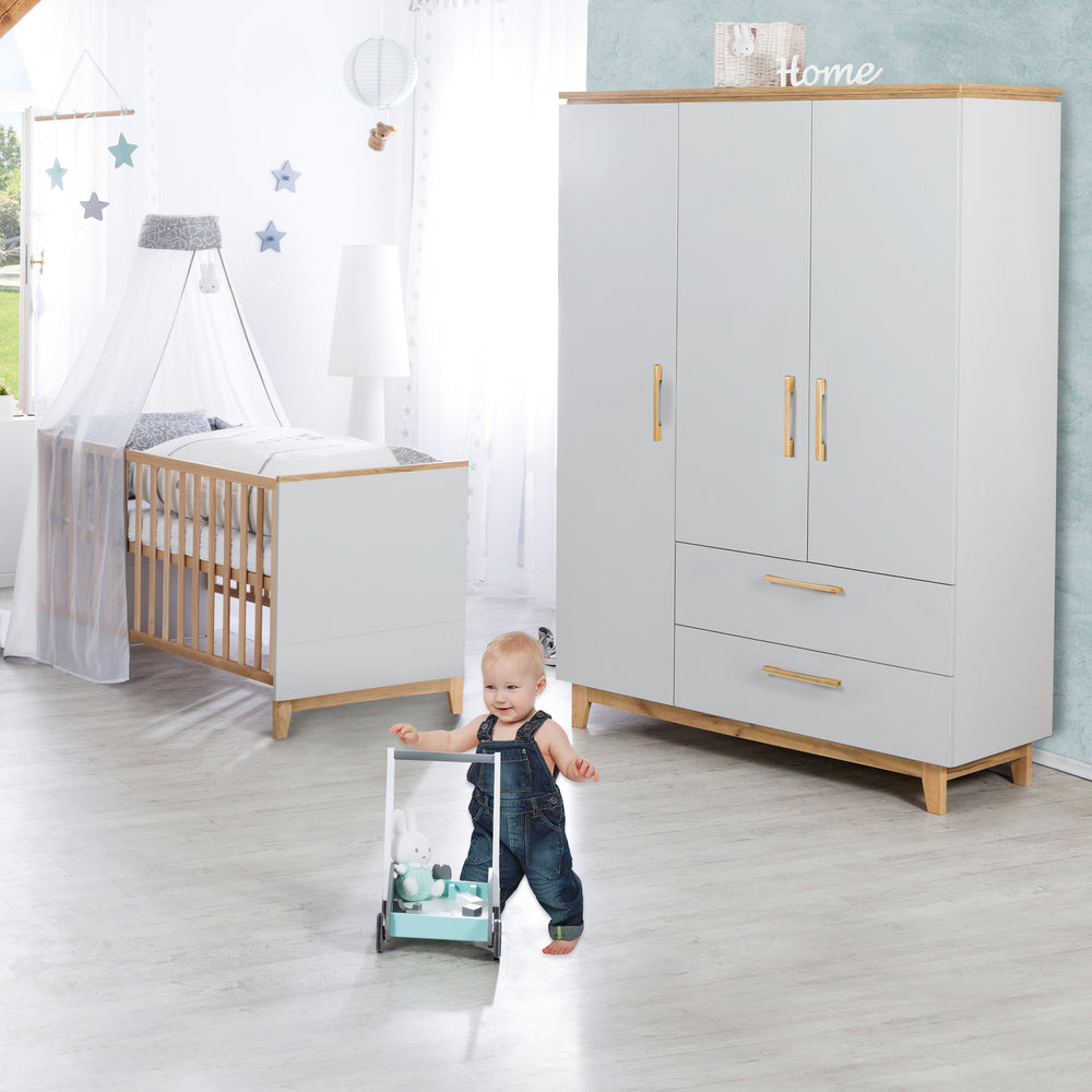 Kinderzimmerset 'Caro', inkl. Kombi-Bett 70 x 140 cm, Wickelkommode & 3-türigem Schrank, Lichtgrau/Goldeiche – Milieubild (2/21)