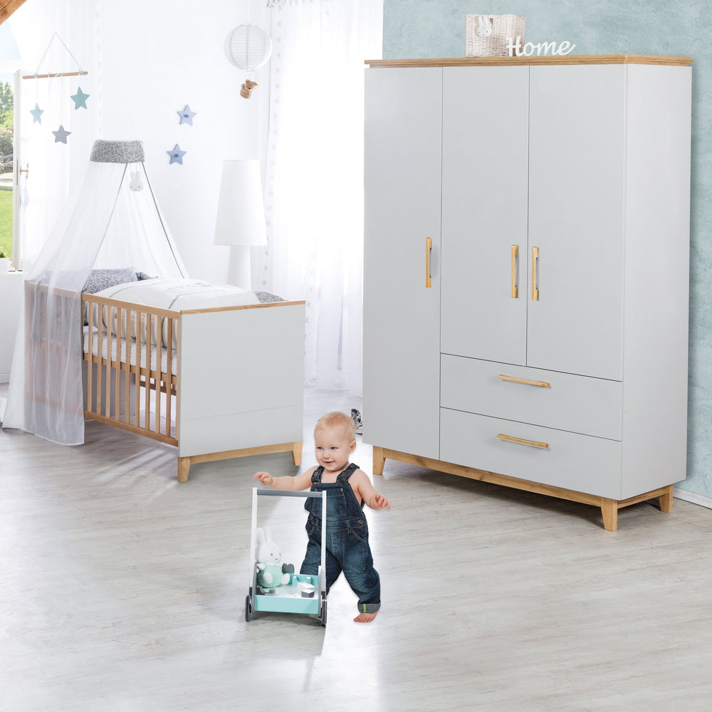 Kinderzimmerset 'Caro', inkl. Kombi-Bett 70 x 140 cm, Wickelkommode & 3-türigem Schrank, Lichtgrau/Goldeiche – Milieubild (2/18)