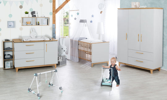 Set cameretta 'Caro', incl. letto combinato 70 x 140 cm, cassettiera fasciatoio & 3ante armadio, grigio chiaro/decoro rovere dorato – Foto d'ambiente (3/18)