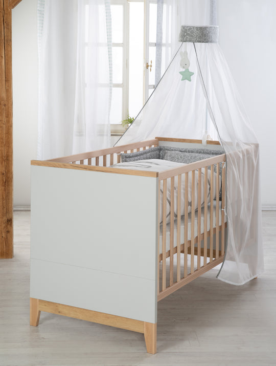 Set cameretta 'Caro', incl. letto combinato 70 x 140 cm, cassettiera fasciatoio & 3ante armadio, grigio chiaro/decoro rovere dorato – Foto d'ambiente (9/18)
