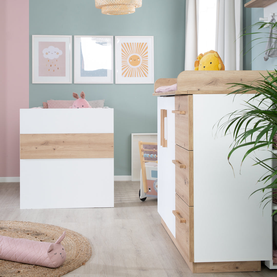 Möbelset 'Lion 2-teilig - Kombi-Kinderbett 70x140 + Wickelkommode breit - Weiß - Dekor 'Artisan Eiche' – Milieubild (1/25)