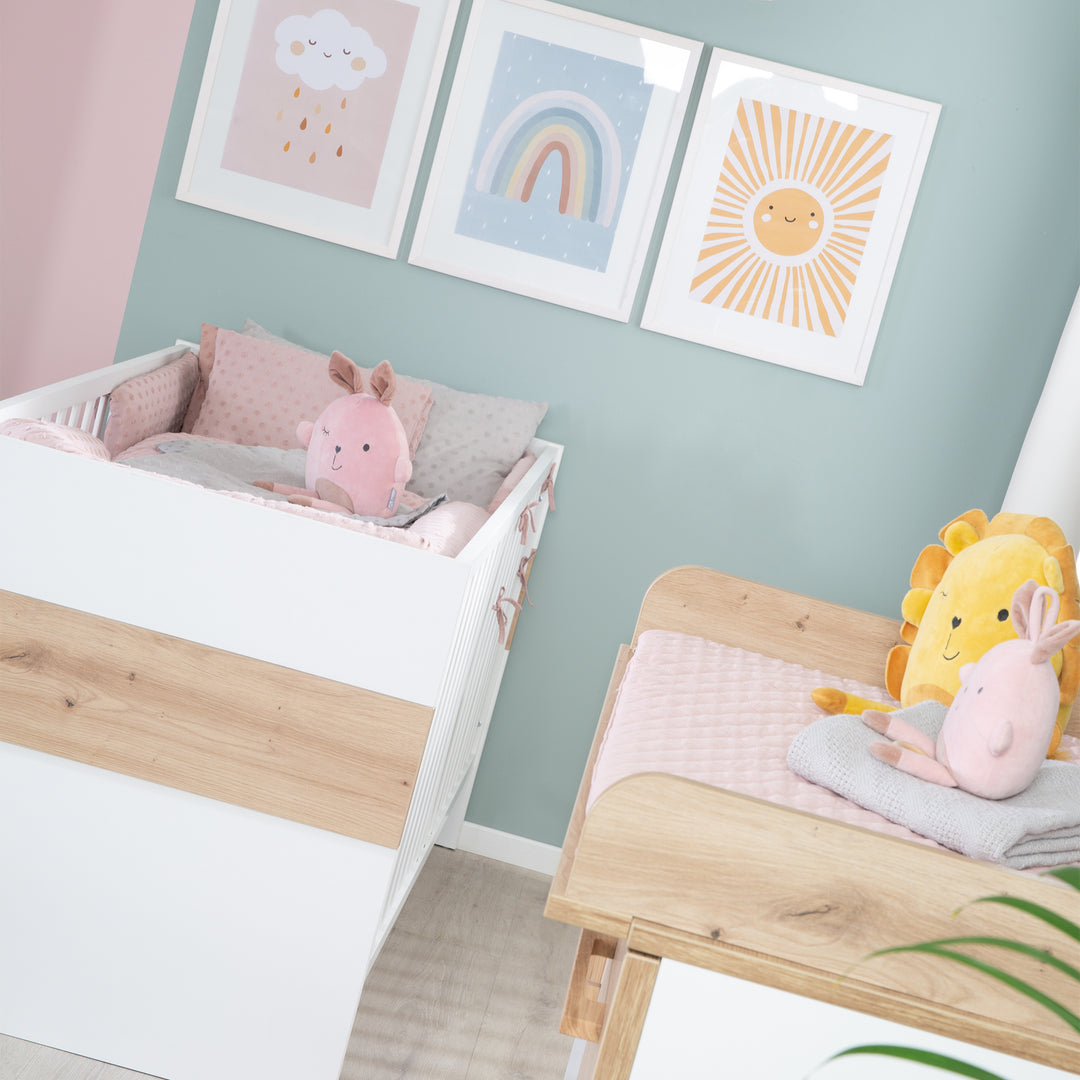 Set de muebles 'Lion 2piezas - Cuna combinada 70x140 + cómoda cambiador ancho - Blanco - Decorado 'Artisan roble' – Foto ambientada (5/25)