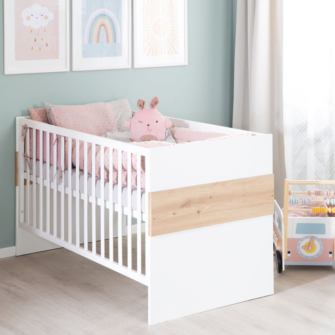 Set de muebles 'Lion 2piezas - Cuna combinada 70x140 + cómoda cambiador ancho - Blanco - Decorado 'Artisan roble' – Foto ambientada (6/25)