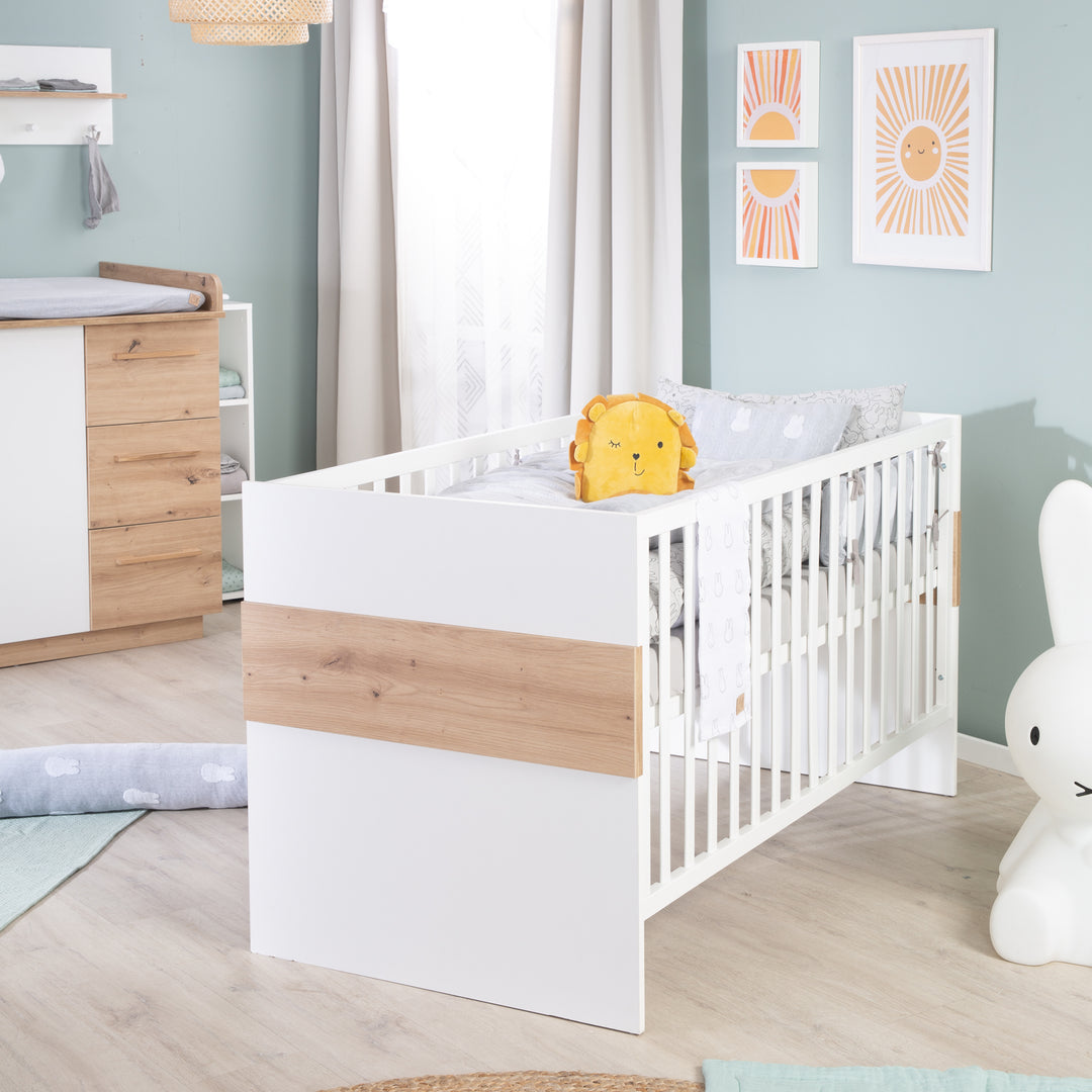 Set de muebles 'Lion 2piezas - Cuna combinada 70x140 + cómoda cambiador ancho - Blanco - Decorado 'Artisan roble' – Foto ambientada (7/25)