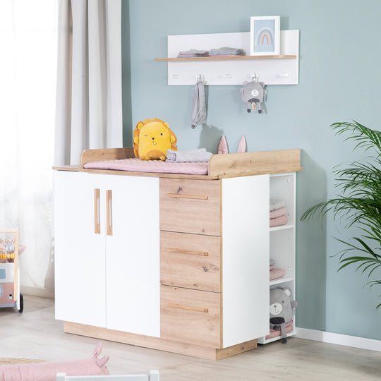 Set de muebles 'Lion 2piezas - Cuna combinada 70x140 + cómoda cambiador ancho - Blanco - Decorado 'Artisan roble' – Foto ambientada (11/25)