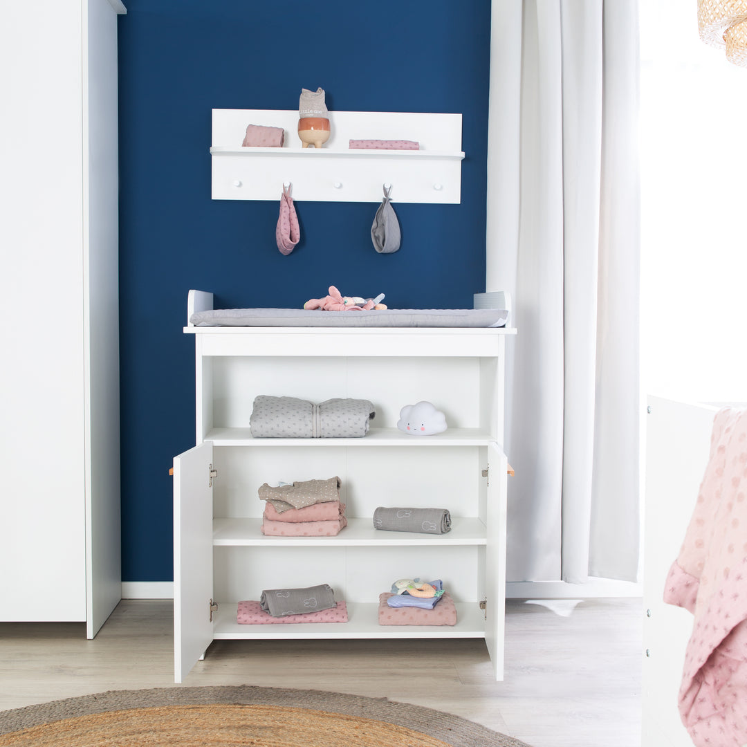 Set de muebles 'Anton' incl. cama bebés/niños 70 x 140 cm & cómoda cambiador en blanco – Foto ambientada (12/20)