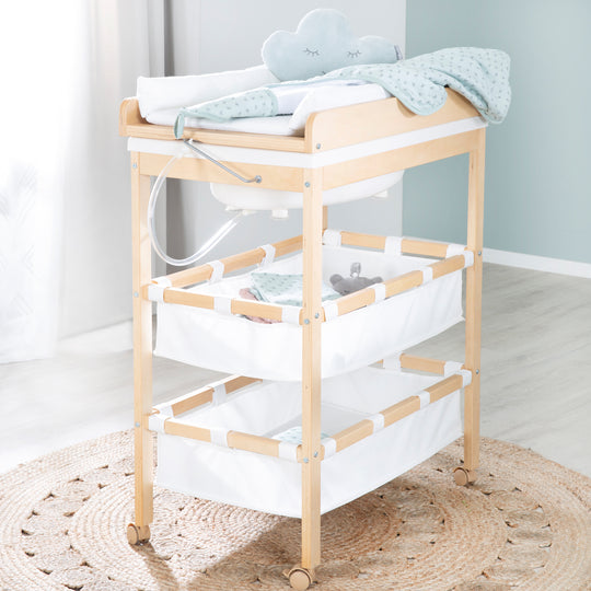 Bade-Wickel-Kombi 'Baby Pool', klappbarer Tisch mit Wanne, Holz natur, Wickelauflage weiß – Milieubild (2/9)
