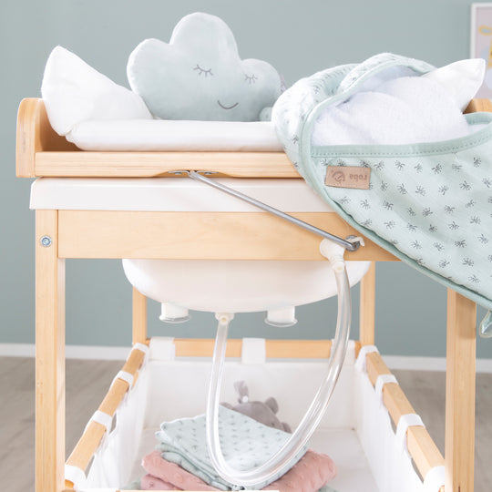 Bade-Wickel-Kombi 'Baby Pool', klappbarer Tisch mit Wanne, Holz natur, Wickelauflage weiß – Milieubild (6/9)