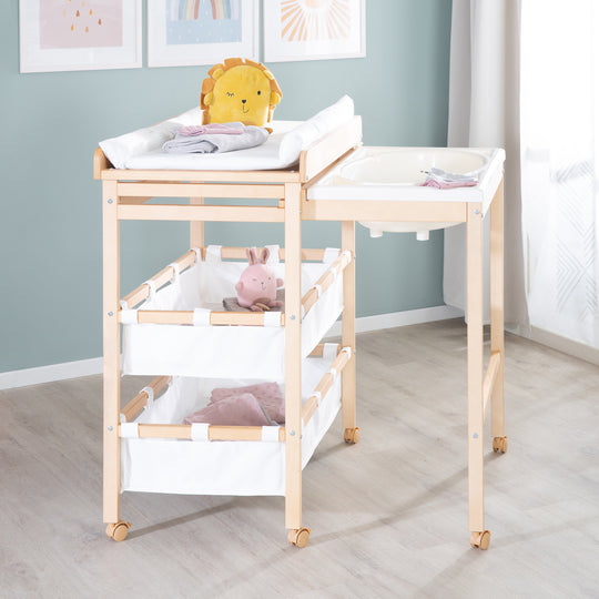 Combinato bagno-fasciatoio 'Neonato Pool', ausziehbar tavolo con vasca da bagno, legno naturale, cuscino bianco – Foto d'ambiente (2/13)