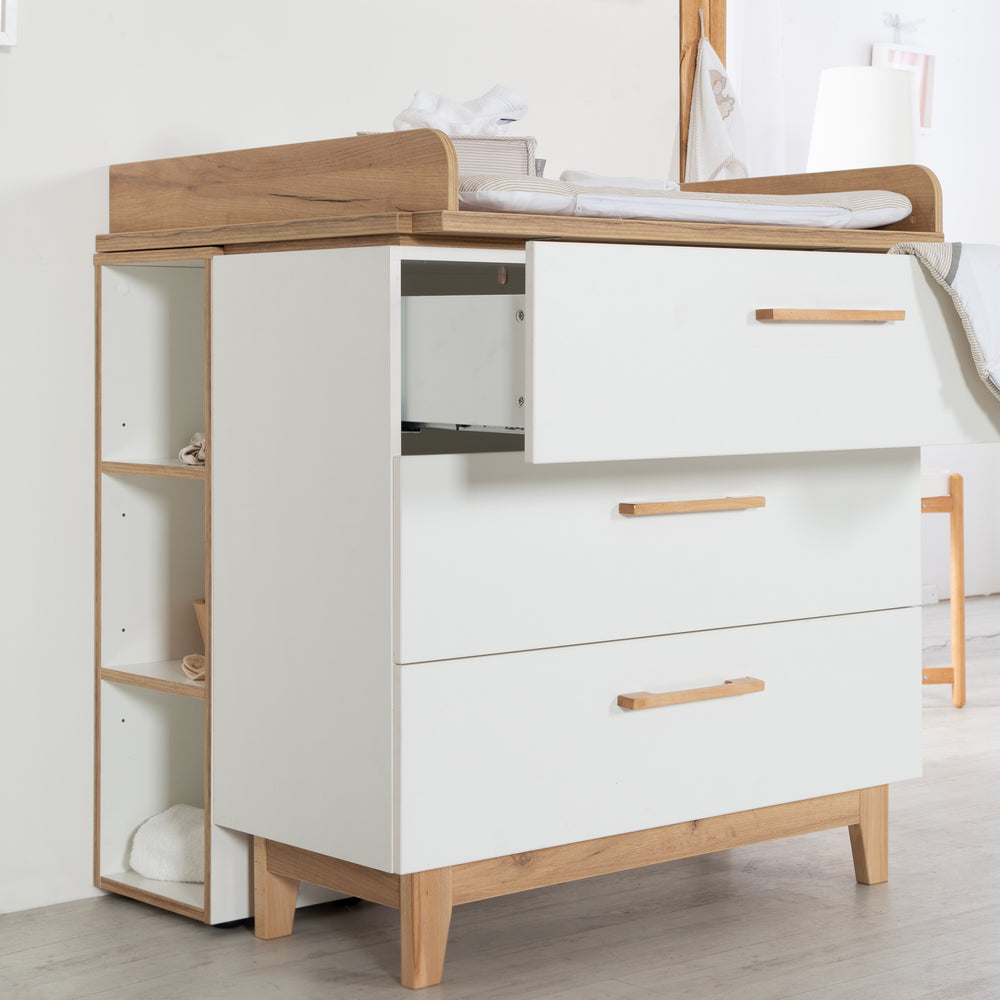 Seitenregal 'Finn', passend unter Wickelkommode 'Finn', für Baby- & Kinderzimmer, weiß, Holz – Milieubild (2/5)