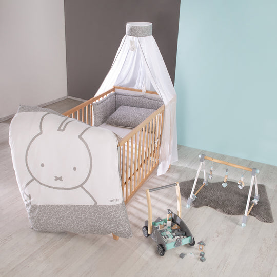 Set biancheria per lettino 'miffy®', 4pezzi, set letto con biancheria da letto 100 x 135 cm, riduttore paracolpi & baldacchino – Foto d'ambiente (3/4)