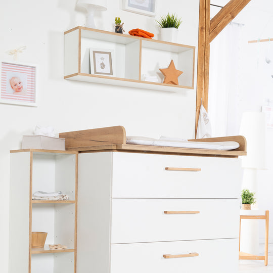 Scaffale a muro 'Finn', abbinato per cassettiera fasciatoio 'Finn', scaffale sospeso per cameretta, bianco/ decoro rovere dorato – Foto d'ambiente (2/5)