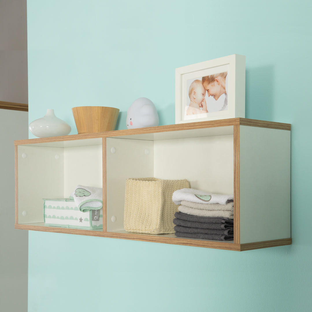 Scaffale a muro 'Finn', abbinato per cassettiera fasciatoio 'Finn', scaffale sospeso per cameretta, bianco/ decoro rovere dorato – Foto d'ambiente (4/5)